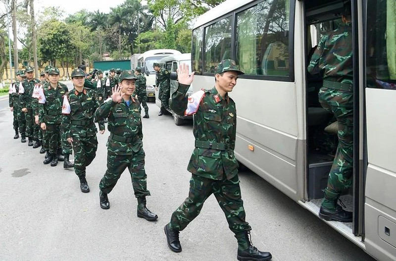 Soldados vietnamitas abordan un coche con destino al Aeropuerto Internacional de Noi Bai para partir hacia Myanmar para participar en las actividades de socorro tras el terremoto en ese país. (Fotografía: VNA)