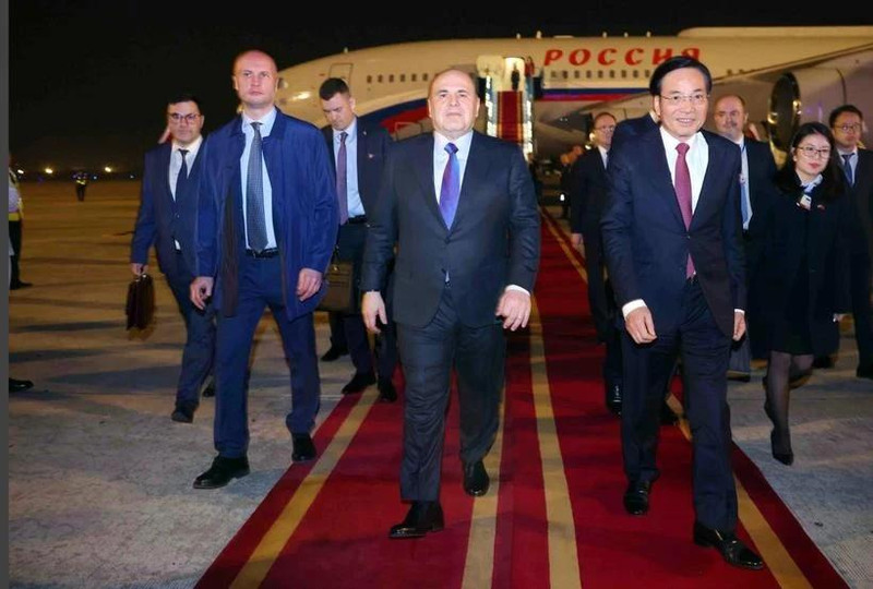 El primer ministro ruso, Mijaíl Vladimirovich Mishustin (centro), llega hoy a Hanói, iniciando su visita oficial de dos días a Vietnam por invitación del premier Pham Minh Chinh. (Fotografía: VNA)