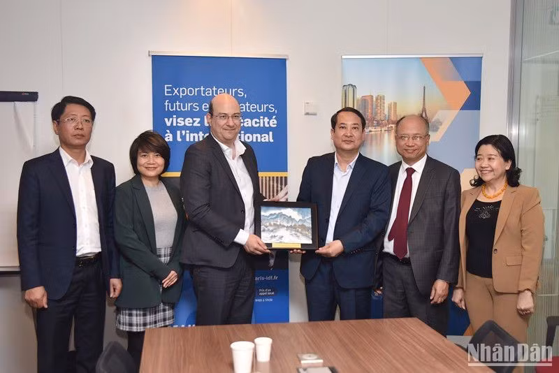 Reunión entre la delegación de Ninh Binh y ejecutivos de la Cámara de Comercio e Industria de la Isla de Francia. (Fotografía: Nhan Dan)