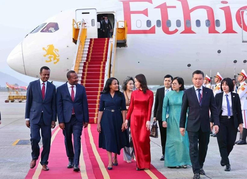 El primer ministro etíope, Abiy Ahmed Ali, y su esposa, Zinash Tayachew, llegan hoy a Hanói, iniciando su visita oficial de cuatro días a Vietnam. (Fotografía: VNA)