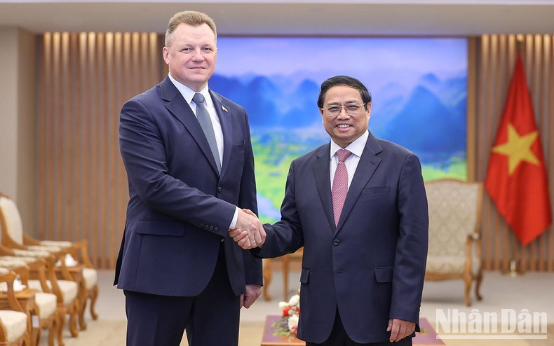 El primer ministro de Vietnam, Pham Minh Chinh (derecha), y el ministro de Situaciones de Emergencia de Bielorrusia, Vadim Sinyavsky. (Fotografía: Nhan Dan)