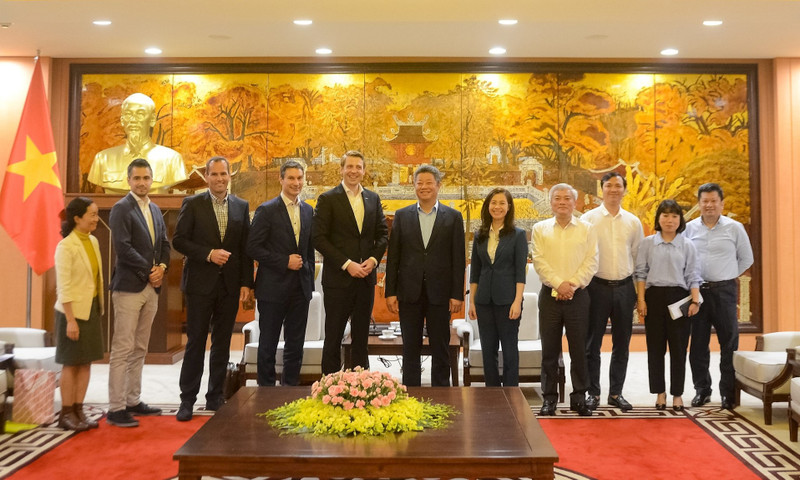 Los participantes en la reunión. (Fotografía: hanoimoi.com.vn)