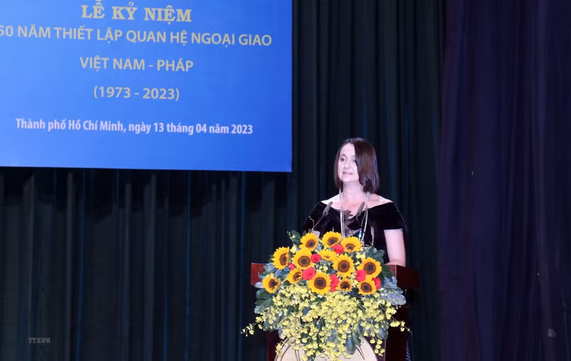 La consulesa general de Francia en Ciudad Ho Chi Minh, Emmanuelle Pavillon Grosser, habla en el evento. (Fotografía: VNA)