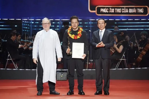 En la premiación. (Fotografía: VNA)