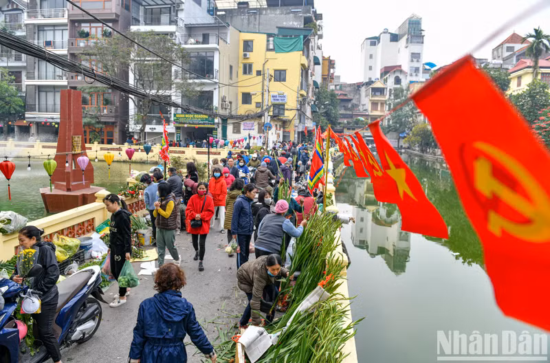 El bullicio cada 30 de diciembre lunar se ha convertido en una belleza cultural de los aldeanos en Ngoc Ha y el vecindario.