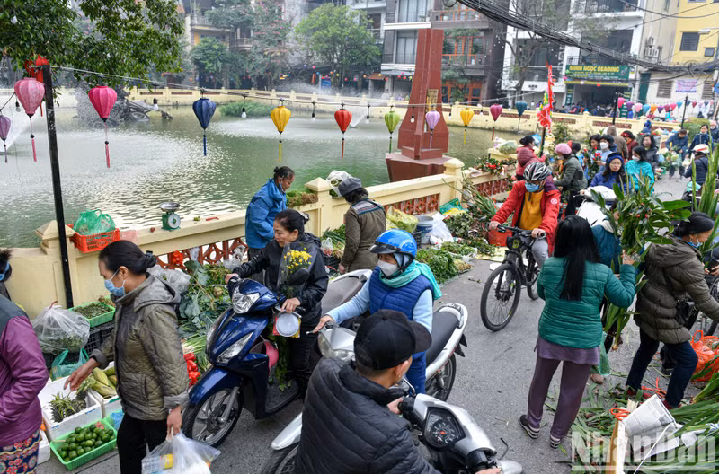 Con un recorrido por el mercado puede completarse la canasta de productos necesarios para el Tet.