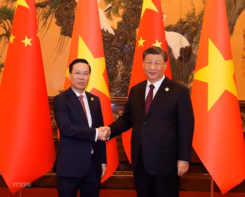 El presidente de Vietnam, Vo Van Thuong (izquierda), y el secretario general del Comité Central del Partido Comunista de China y presidente de China, Xi Jinping. (Fotografía: VNA)