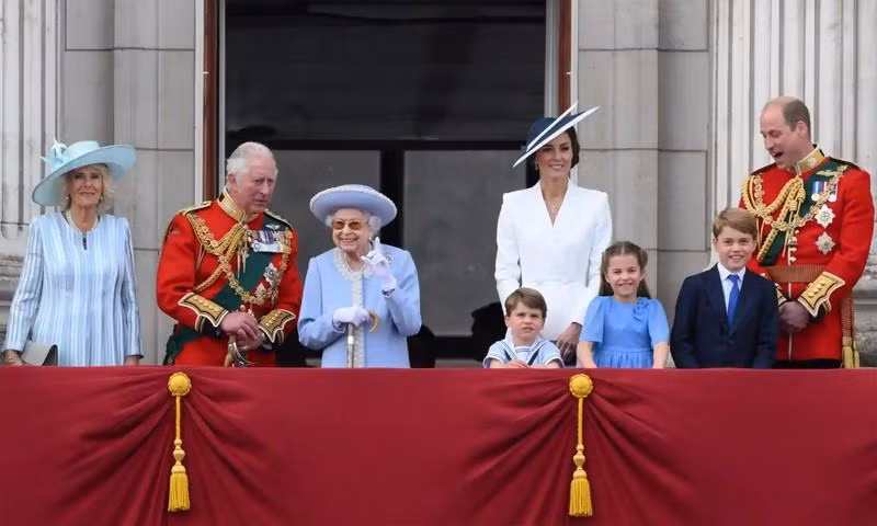 El 2 de junio de 2022, en el balcón del Palacio de Buckingham, la monarca y los miembros de la Realza británica disfrutan de un espectáculo aéreo en ocasión de su Jubileo de Platino. (Fotografía: Getty Images)
