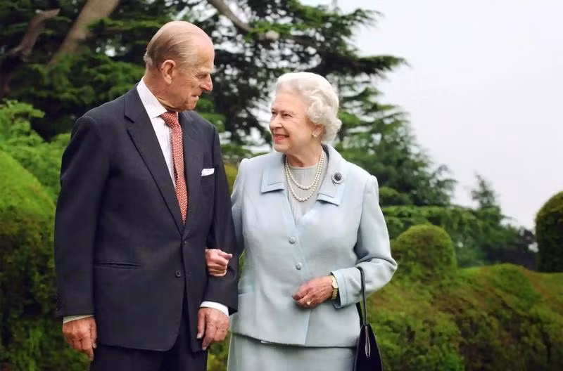 La pareja aparece en Hampshire (Inglaterra), en 2007, justo antes de su aniversario de boda de diamantes. (Fotografía: PA)