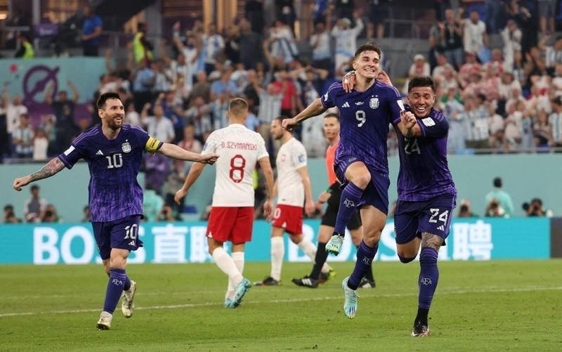 Lionel Messi y sus compañeros celebran el segundo gol contra Polonia. (Fotografía: Reuters)