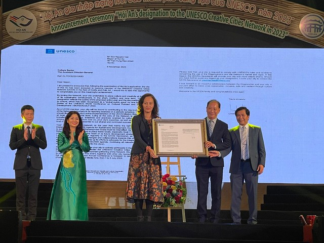 Entrega del certificado de membresía a Hoi An. (Fotografía: VGP)