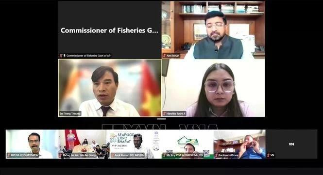 Participantes en el seminario en línea. (Foto capturada de pantalla: VNA)
