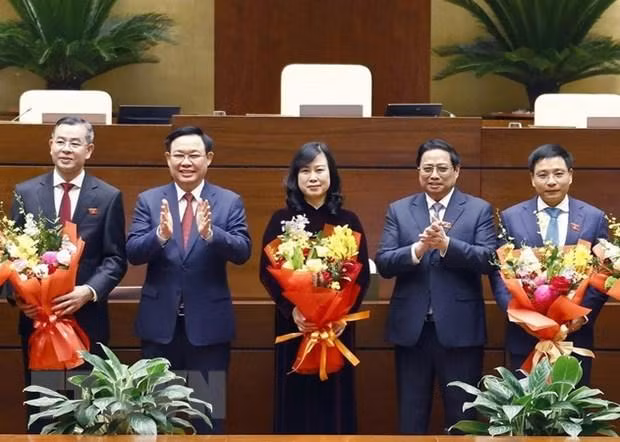 El primer ministro vietnamita, Pham Minh Chinh, y el presidente de la Asamblea Nacional, Vuong Dinh Hue, felicitaron al auditor general del Estado Ngo Van Tuan, la ministra de Salud Pública Dao Hong Lan y el titular del Ministerio de Transporte Nguyen Van Thang. (Fotografía: VNA)