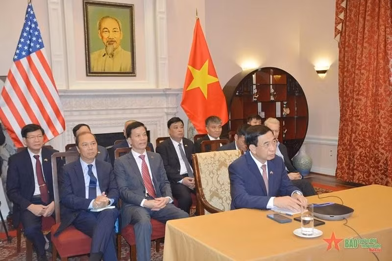El general Phan Van Giang mantiene una conversación telefónica con el senador Patrick Leahy. (Fotografía: qdnd.vn)
