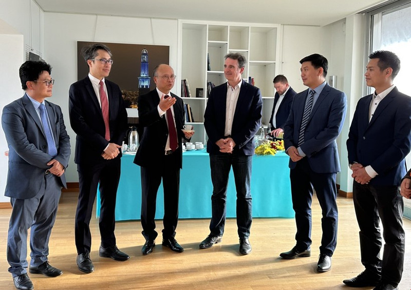 El alcalde Eric Piolle, el embajador Dinh Toan Thang y otros delegados. (Fotografía: VNA)