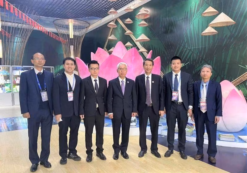 El embajador de Vietnam en China, Pham Sao Mai (centro), visita la zona expositiva de su país en el evento. (Fotografía: Nhan Dan)