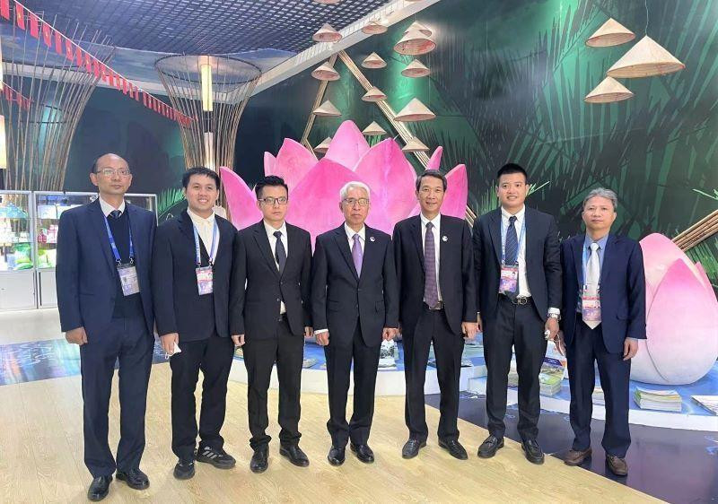 El embajador de Vietnam en China, Pham Sao Mai (centro), visita la zona expositiva de su país en el evento. (Fotografía: Nhan Dan)