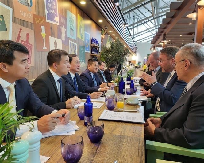 El ministro de Ciencia y Tecnología de Vietnam, Huynh Thanh Dat, se reúne con el ministro de Ciencia y Arte del Estado de Hesse, Timon Gremmels. (Fotografía: VNA)
