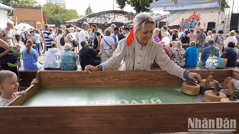 Los juegos folclóricos en el festival, que evocan la antigua vida social, atraen a los pequeños.