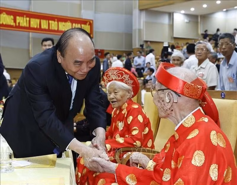 El presidente Nguyen Xuan Phuc saluda a los ancianos participantes en la ceremonia.