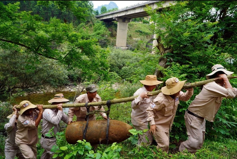 El equipo móvil de desactivación de minas del MAG transporta la bomba M117, con un peso de 360 kilogramos. (Fotografía: VNA)