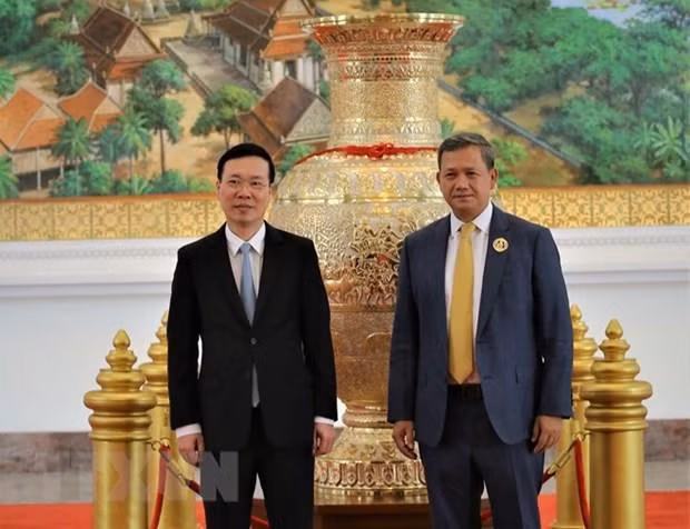 El miembro del Buró Político y permanente del Secretariado del Comité Central del Partido Comunista de Vietnam, Vo Van Thuong (izquierda), y el general Hun Manet, miembro del Comité Permanente del CPP y presidente de la Comisión de la Juventud del CPP. (Fotografía: VNA)