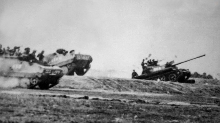 El Cuerpo 1 atraviesa la carretera 16 para avanzar a liberar Saigón. (Foto: Archivo/VNA)