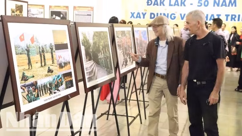 Visitantes foráneos a la exhibición. (Fotografía: Nhan Dan)