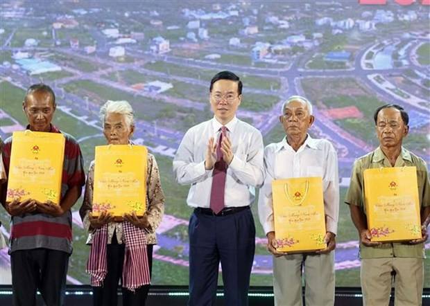 El presidente de Vietnam, Vo Van Thuong, en el programa de primavera en la ciudad de Ha Tien, provincia de Kien Giang. (Fotografía: VNA)