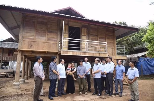 El vicepresidente del Comité Central del Frente de la Patria de Vietnam Hoang Cong Thuy y una delegación visitan la recién construida Gran Casa de Solidaridad de Lo Van Long, en la aldea de Hin, comuna de Na Sang, distrito de Muong Cha, provincia de Dien Bien. (Fotografía: VNA)