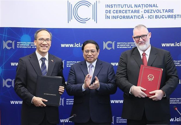 El primer ministro vietnamita, Pham Minh Chinh, presencia la firma del memorando de cooperación entre el Instituto Nacional de Investigación y Desarrollo en Informática de Rumania y el Instituto Nacional de Tecnología Digital y Transformación Digital de Vietnam. (Fotografía: VNA)