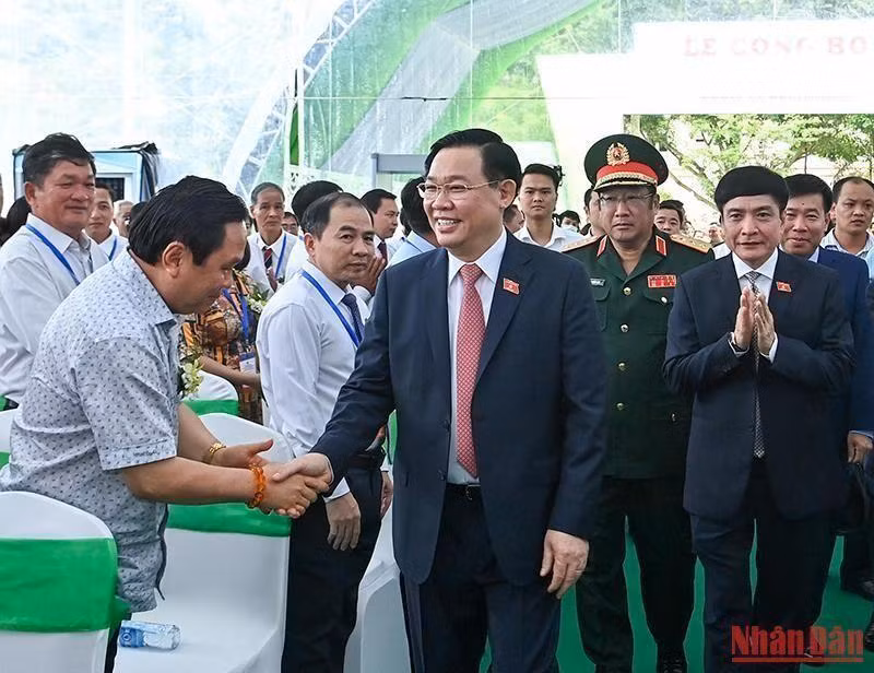 Vuong Dinh Hue y delegados a la ceremonia.