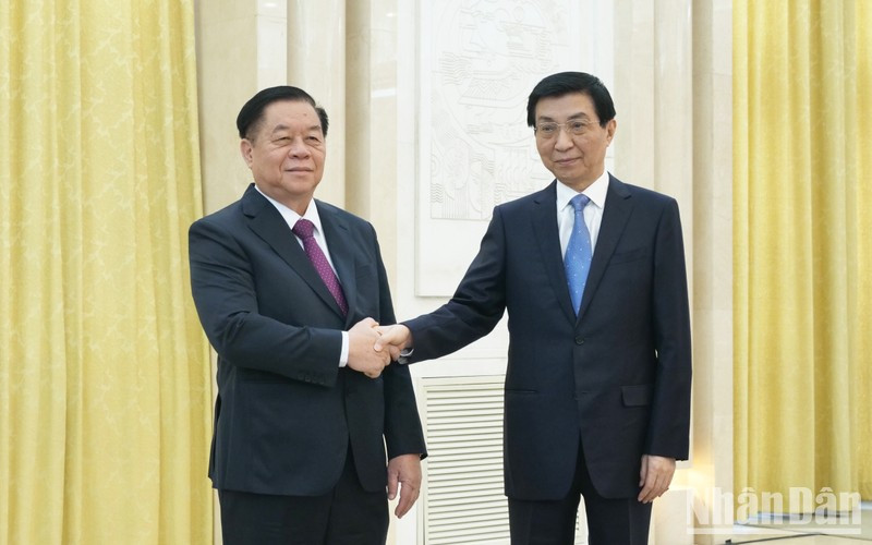 El miembro del Buró Político y del Secretariado del Comité Central del Partido Comunista de Vietnam y jefe de su Comisión de Comunicación y Educación, Nguyen Trong Nghia (izquierda), se reúne con el miembro permanente del Buró Político del Comité Central del Partido Comunista de China y presidente del Comité Nacional de la Conferencia Consultiva Política del Pueblo Chino, Wang Huning. (Fotografía: Nhan Dan)