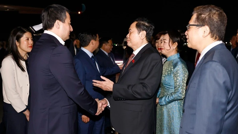 El presidente de la Asamblea Nacional, Tran Thanh Man, su esposa, Nguyen Thi Thanh Nga, en el aeropuerto internacional de I. Karimov de Tashkent el 9 de abril. (Fotografía: VNA)