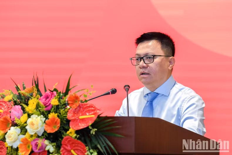Le Quoc Minh, miembro del Comité Central del Partido Comunista de Vietnam, subjefe de su Comisión de Comunicación y Educación, presidente-editor de Nhan Dan y titular de la Asociación Nacional de Periodistas, interviene en la ceremonia.