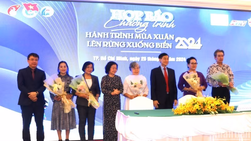 Escena del acto efectuado hoy para informar sobre el programa artístico. (Fotografía: Nhan Dan)