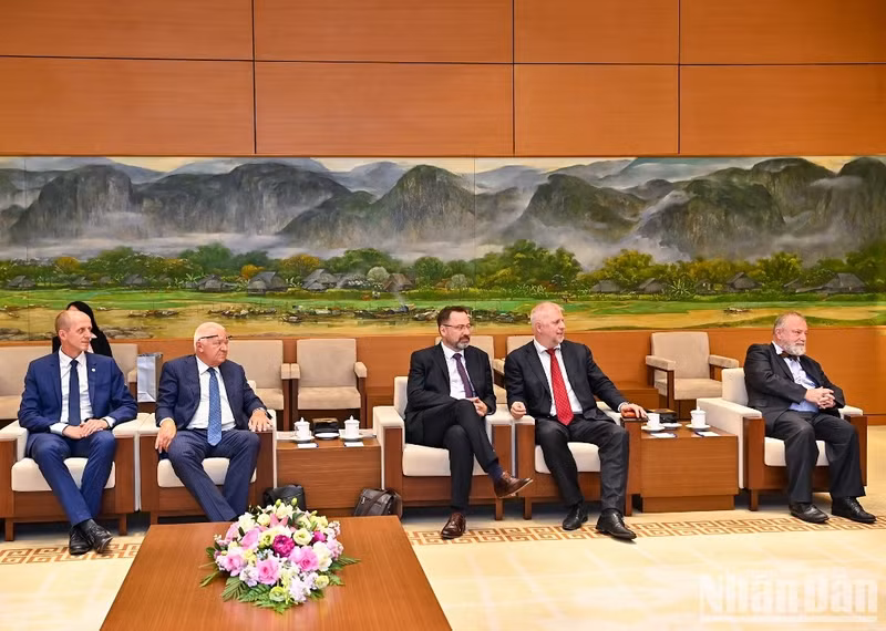 [Foto] Presidente del Parlamento vietnamita recibe a vicetitular de la cámara baja checa ảnh 4