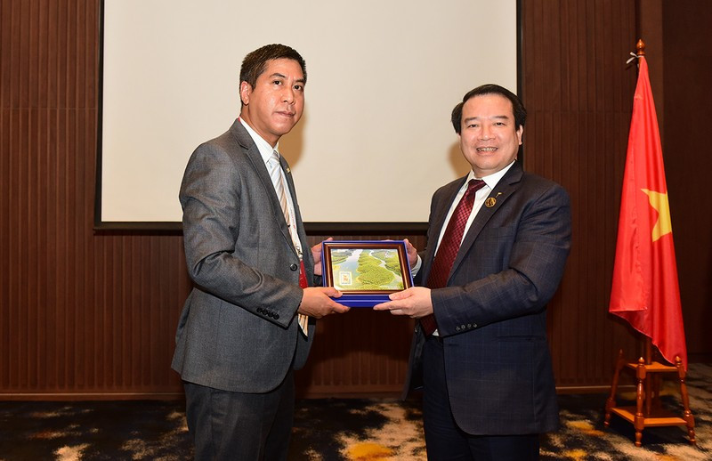 Entrega de un regalo de recuerdo al director ejecutivo de la PATA, Paul Prungkarn (izquierda). (Fotografía: Administración General de Turismo de Vietnam)