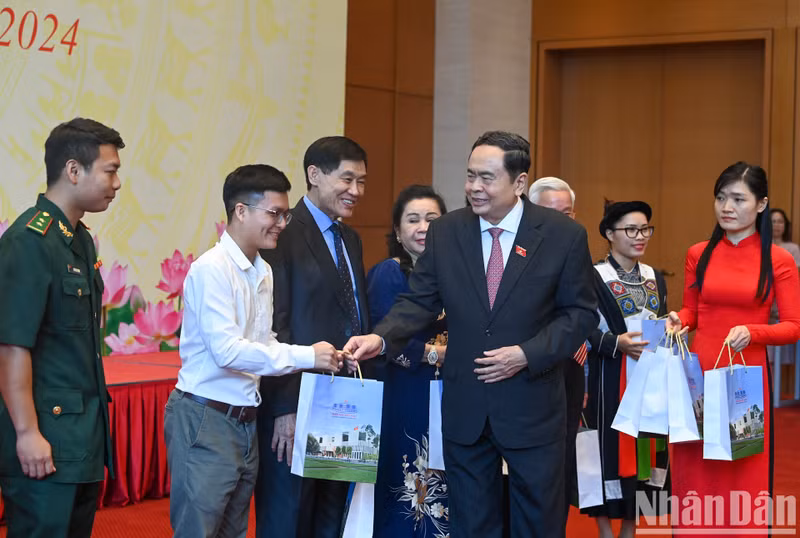 El presidente de la Asamblea Nacional de Vietnam, Tran Thanh Man, otorga regalos a ganadores del Premio Vu A Dinh. (Fotografía: Nhan Dan)