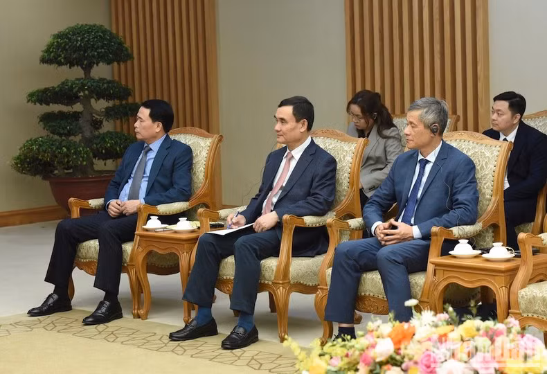 Representantes del Gobierno anfitrión.