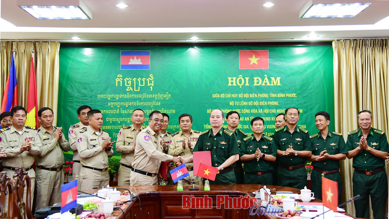 En la reunión. (Fotografía: baobinhphuoc.com.vn)