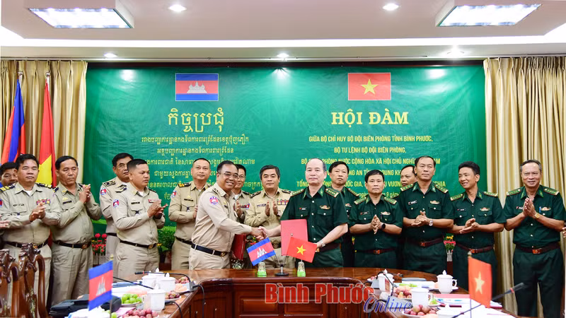 En la reunión. (Fotografía: baobinhphuoc.com.vn)