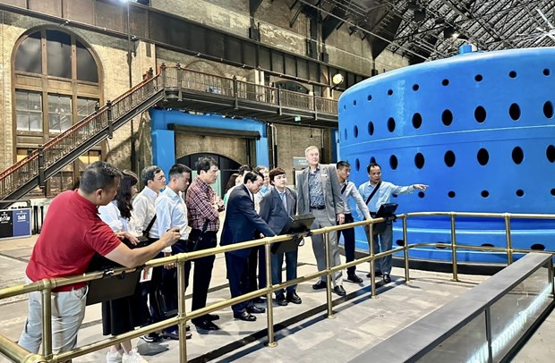 Una delegación del Comité Popular de Cao Bang visita la central eléctrica situada al pie de las cataratas del Niágara. (Fotografía: VNA)
