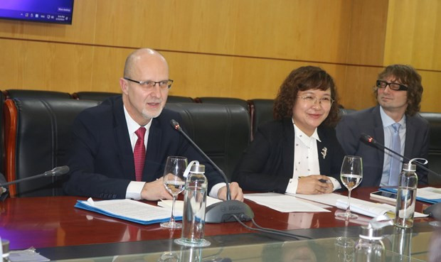 El presidente del Comité de Administración Pública, Desarrollo Regional y Medio Ambiente del Senado checo, Zbynek Linhart, interviene en la cita. (Fotografía: baotainguyenmoitruong.vn)