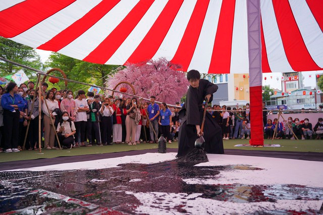 Demostración de caligrafía japonesa en el evento. (Fotografía: toquoc.vn)