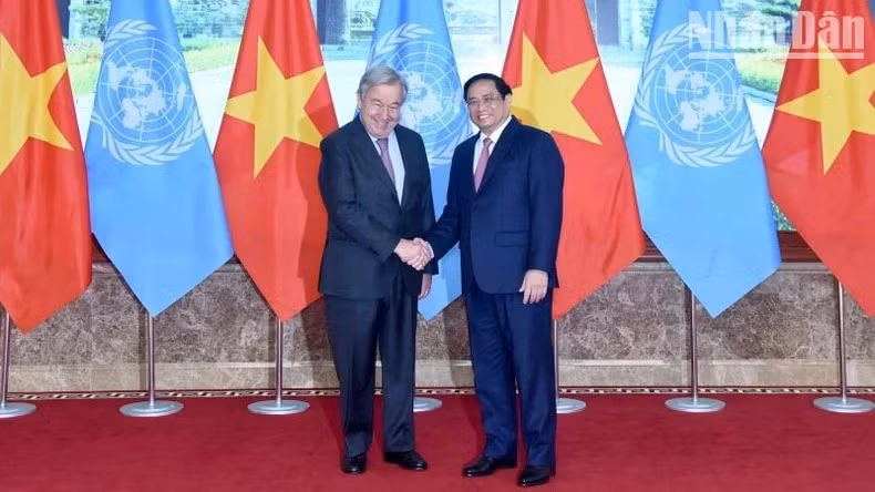 El primer ministro de Vietnam, Pham Minh Chinh (derecha), se reúne con el secretario general de la ONU, Antonio Guterres, en ocasión de la visita oficial de este a Vietnam en octubre de 2022. (Fotografía: Nhan Dan)