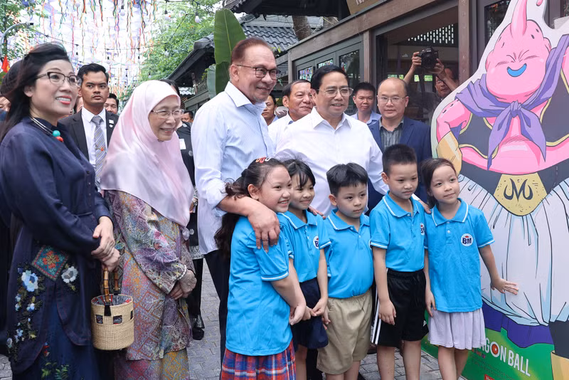 Los dirigentes y sus esposas posan junto con niños locales. Los dirigentes y sus esposas posan junto con niños locales.
