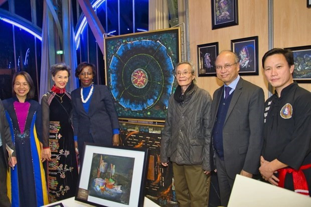 En el stand se exhiben obras del pintor Dang Canh. (Fotografía: VNA)