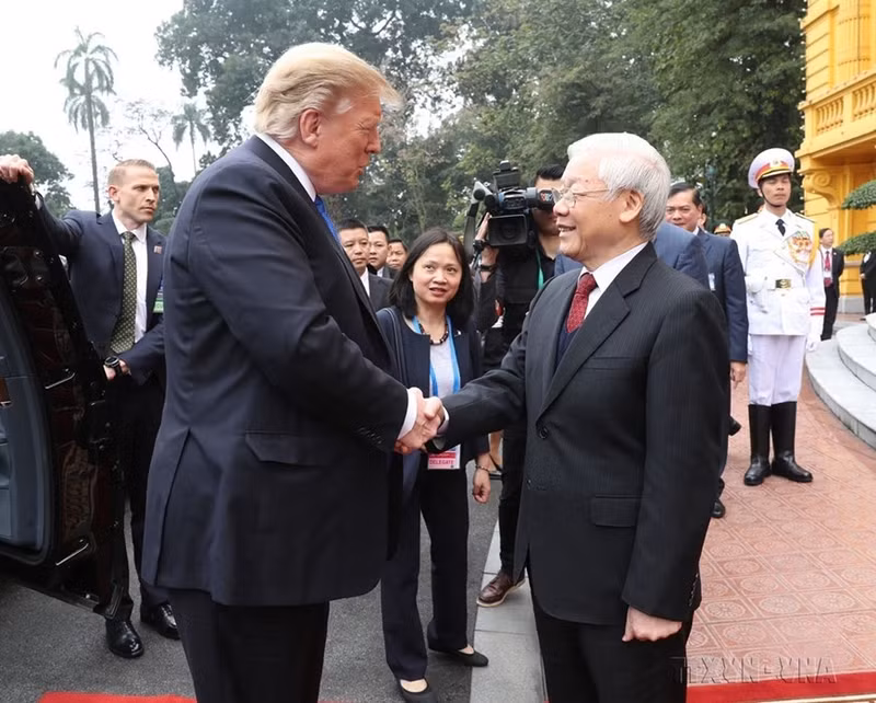 El secretario general del Partido Comunista de Vietnam y presidente del país, Nguyen Phu Trong, recibió a presidente estadounidense, Donald Trump, con motivo a su visita a Vietnam para la segunda Cumbre Estados Unidos-Corea del Sur, el 27 de julio de 2019. (Fotografía: VNA) El secretario general del Partido Comunista de Vietnam y presidente del país, Nguyen Phu Trong, recibió a presidente estadounidense, Donald Trump, con motivo a su visita a Vietnam para la segunda Cumbre Estados Unidos-Corea del Sur, el 27 de julio de 2019. (Fotografía: VNA)