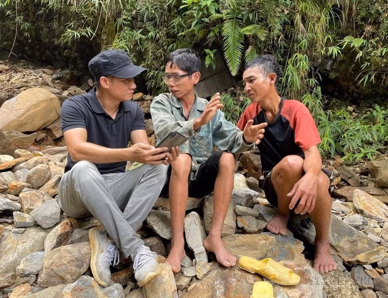 El periodista Nguyen Van Oanh conversa con pobladores en la comuna de Vang San, distrito de Muong Te, provincia de Lai Chau, sobre las consecuencias causadas por la minería de oro.